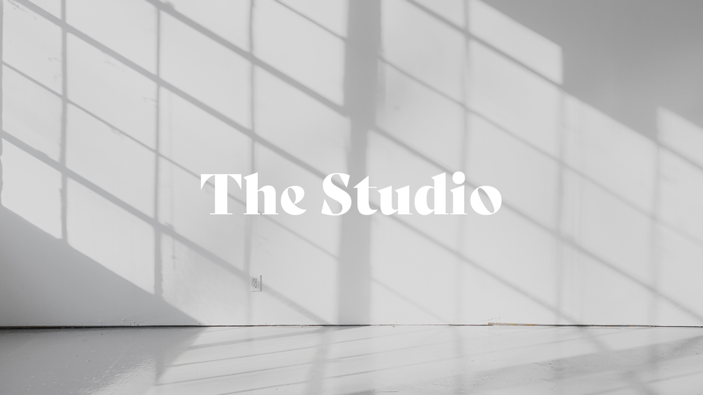 WHITE ROOM STUDIO　ウインドスクリーン Abstract white studio room with light and shadow from window